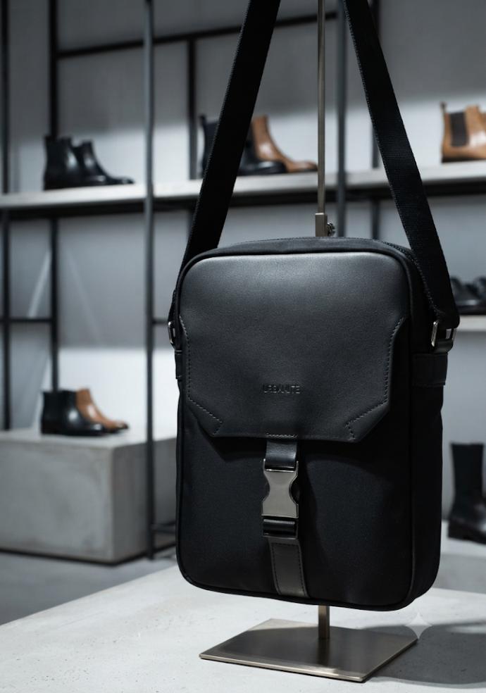 BOLSO  SOLARTE  MANO LIBRE  100%  CUERO